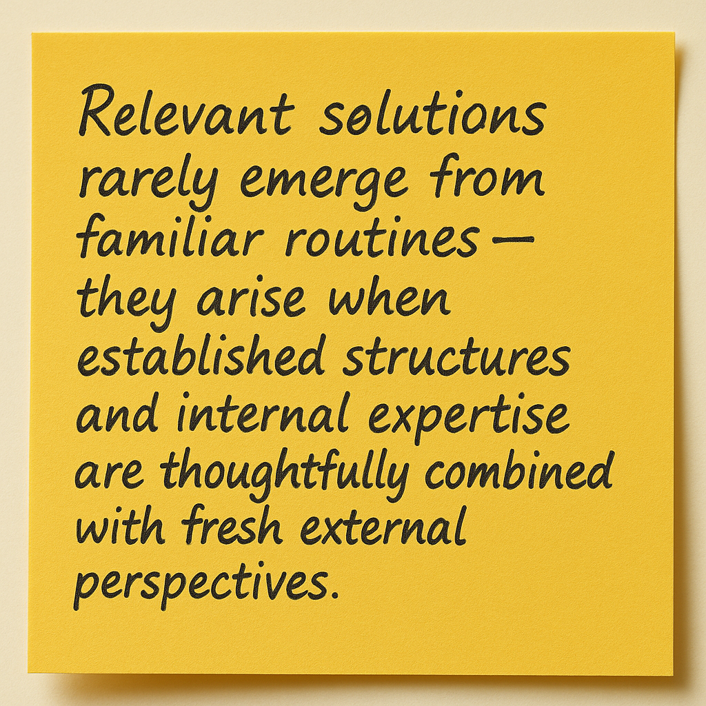 Post-It Visual saying: Relevant solutions rarely emerge from familiar routines – they arise when established structures and internal expertise are thoughtfully combined with fresh external perspectives